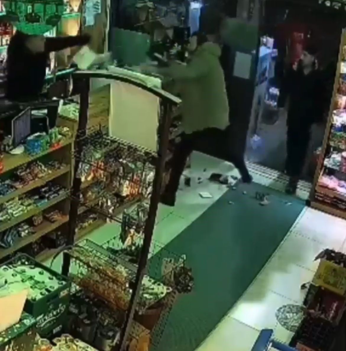 Bursa’da para üstü kavgası kamerada: Market savaş alanına döndü
