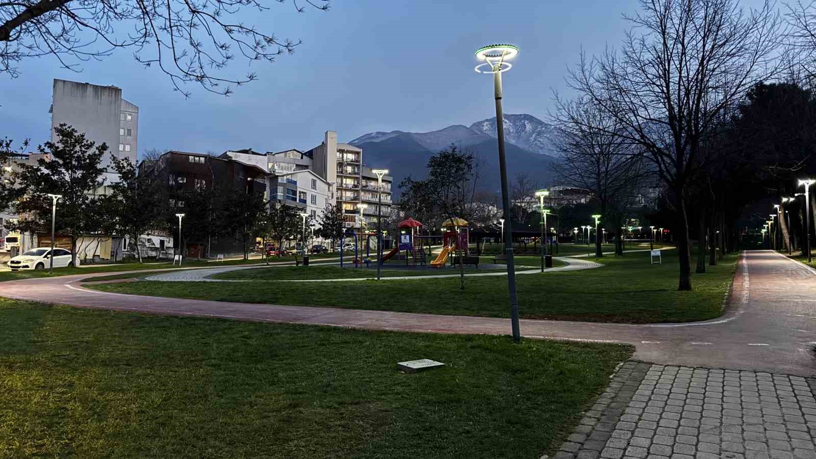 Bursa’da parkta çıkan tartışmada kan aktı, sırtından bıçaklanarak yaralandı
