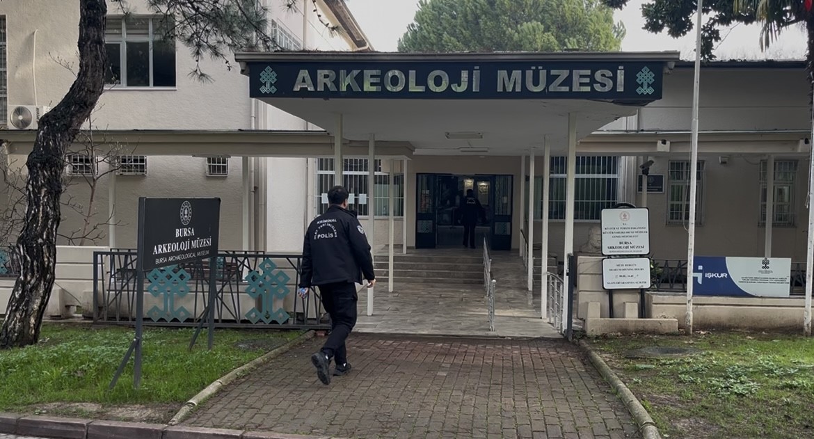 Bursa’da "pes" dedirten olay: Piknikte bulduğu top mermisini 10 gün evinde saklayıp müzeye getirdi
