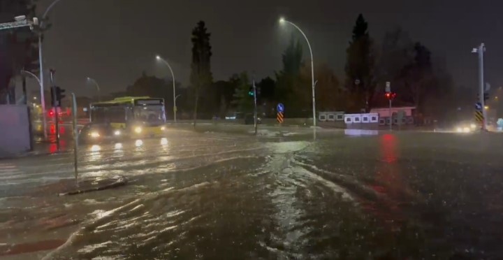 Bursa’da sağanak sonrası rögarlar taştı, cadde göle döndü
