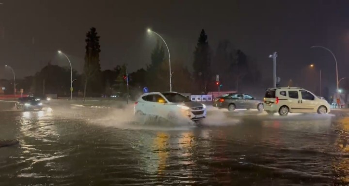 Bursa’da sağanak sonrası rögarlar taştı, cadde göle döndü
