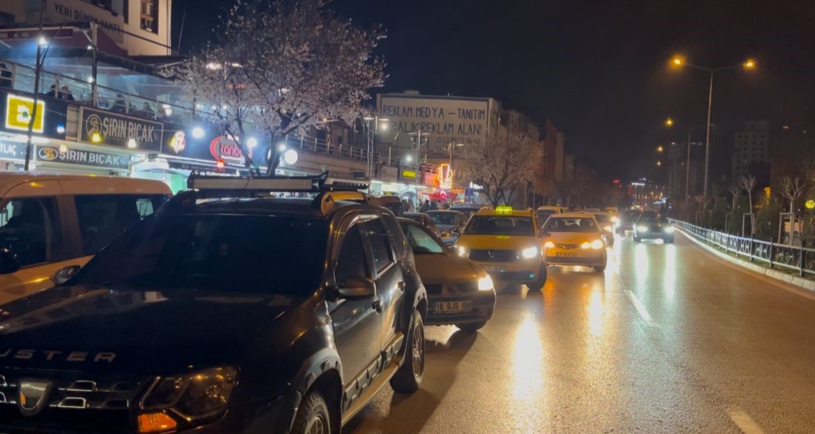 Bursa’da sahur kuyruğu kilometreyi aştı Tahanlı pide ve simit için izdiham
