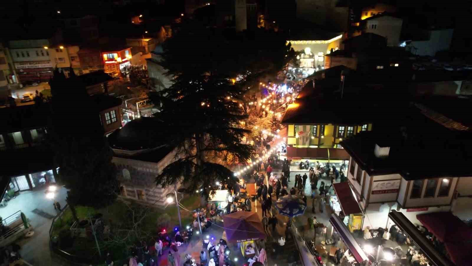 Bursa’da sahur kuyruğu kilometreyi aştı Tahanlı pide ve simit için izdiham
