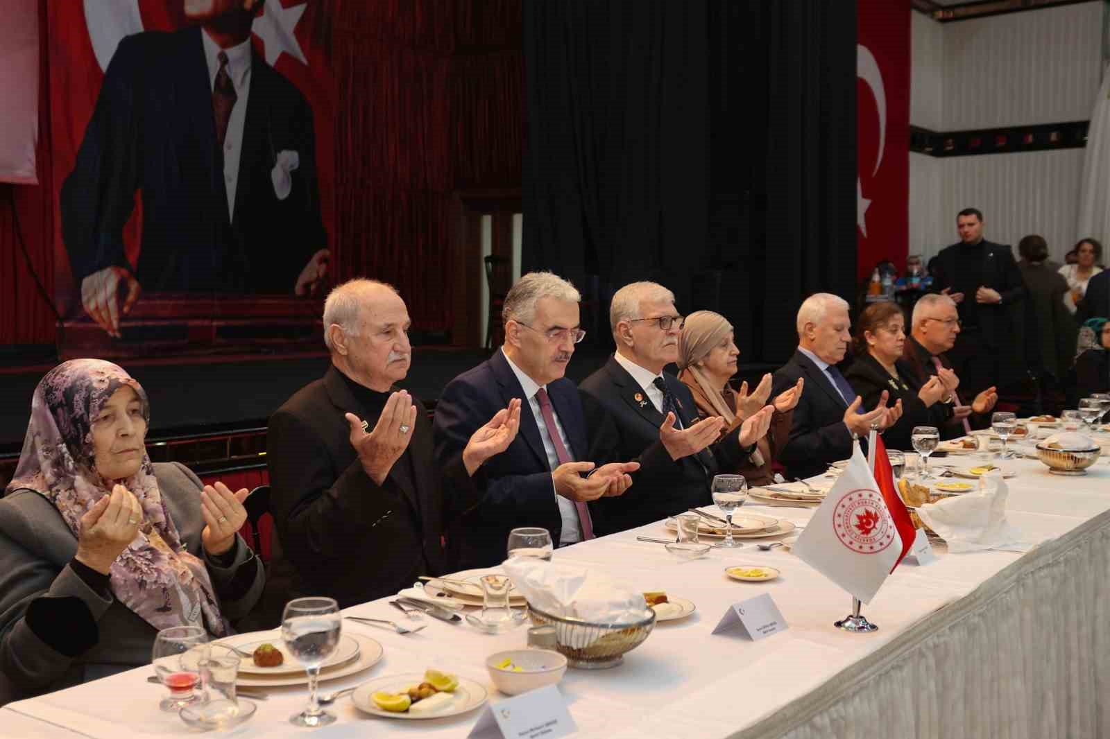 Bursa’da şehit yakınları ve gaziler için anlamlı Ramazan buluşması
Bursa’da şehit yakınları ve gaziler için anlamlı Ramazan buluşması