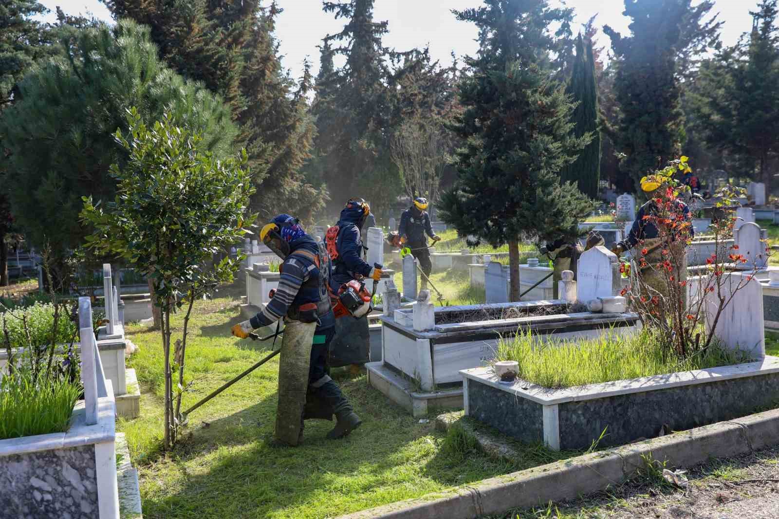 Bursa’da şehitlik ve mezarlıklar bayrama hazır
