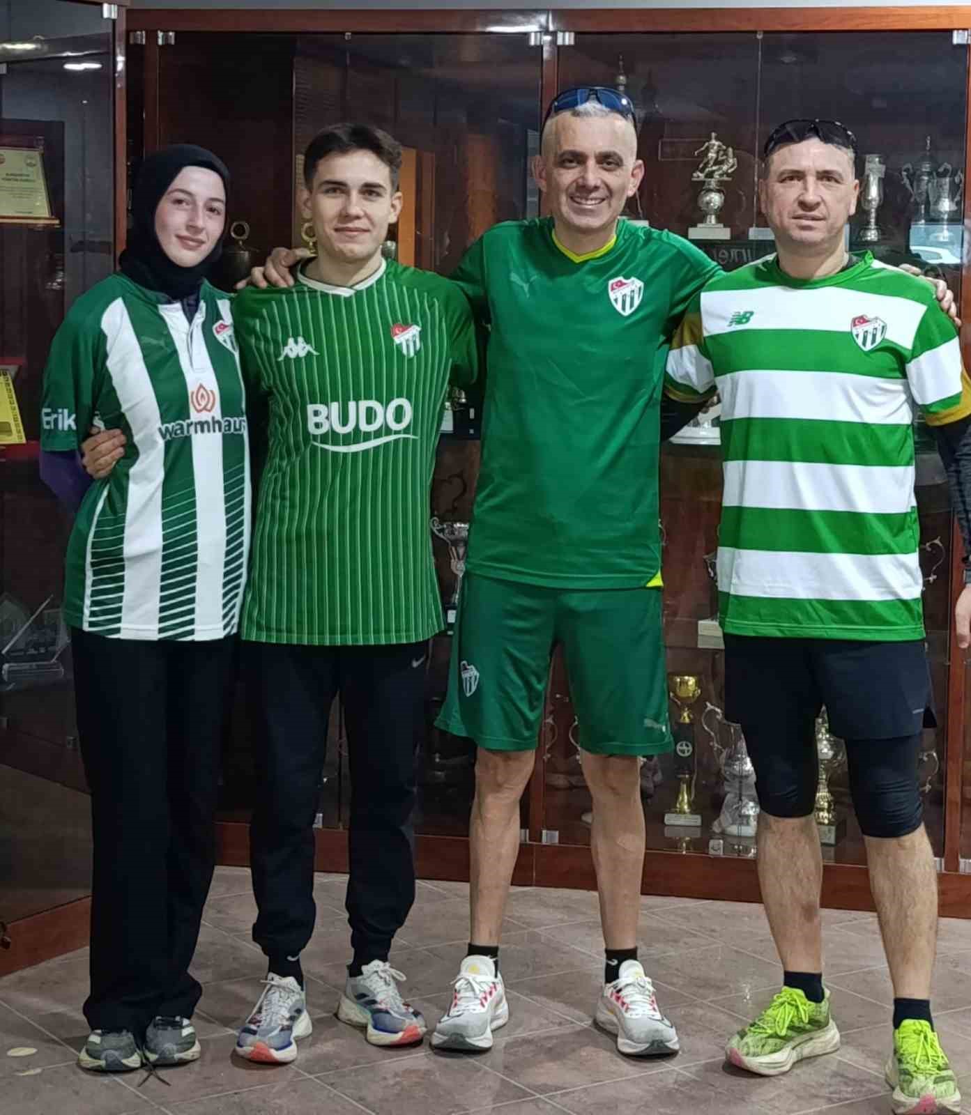 Bursa’da Sevgililer Günü’nde şampiyonluk sloganıyla koşu düzenlendi
