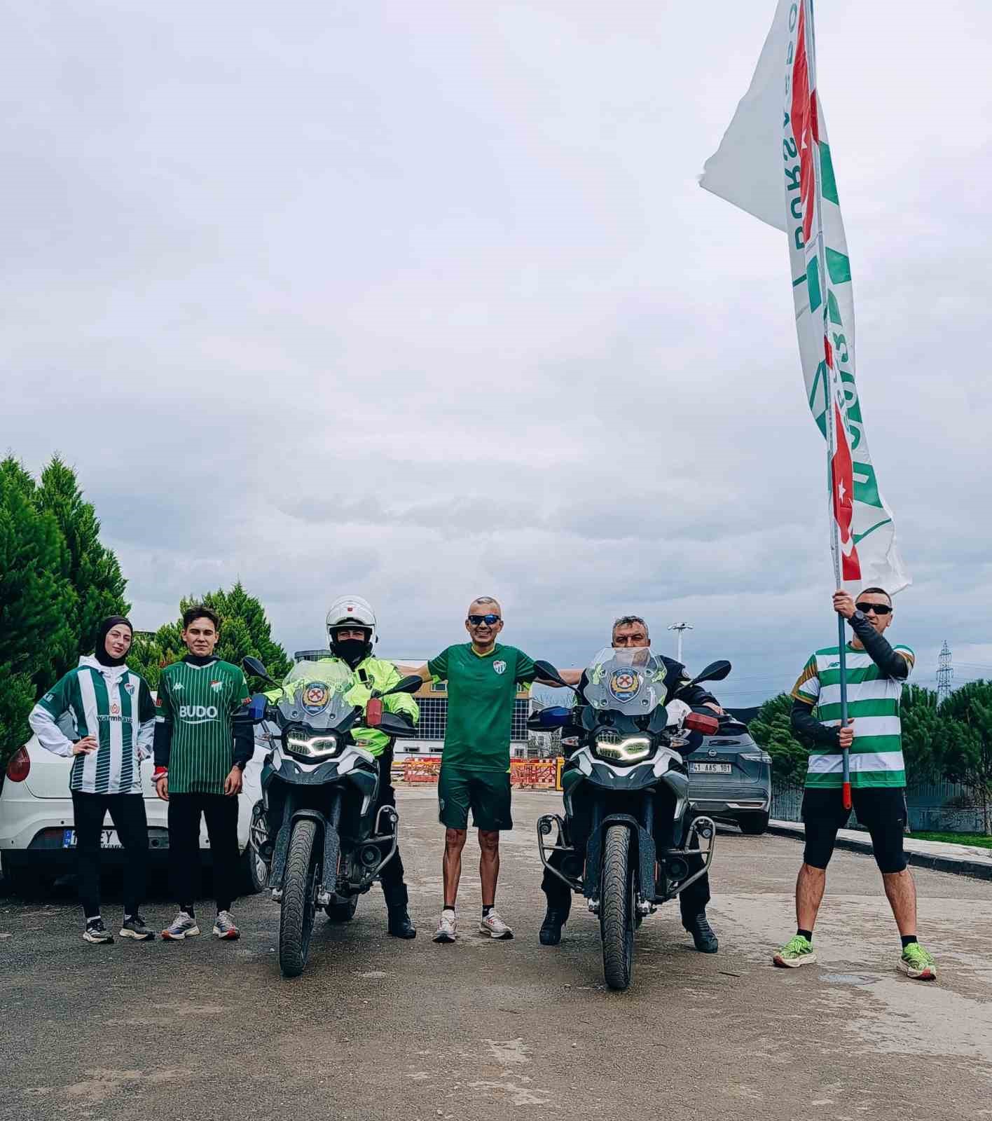 Bursa’da Sevgililer Günü’nde şampiyonluk sloganıyla koşu düzenlendi
