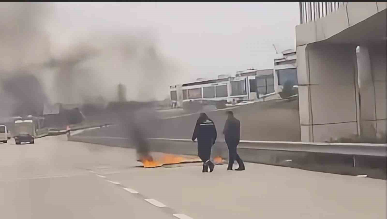 Bursa’da seyir halindeki kamyonet alev alev yandı
