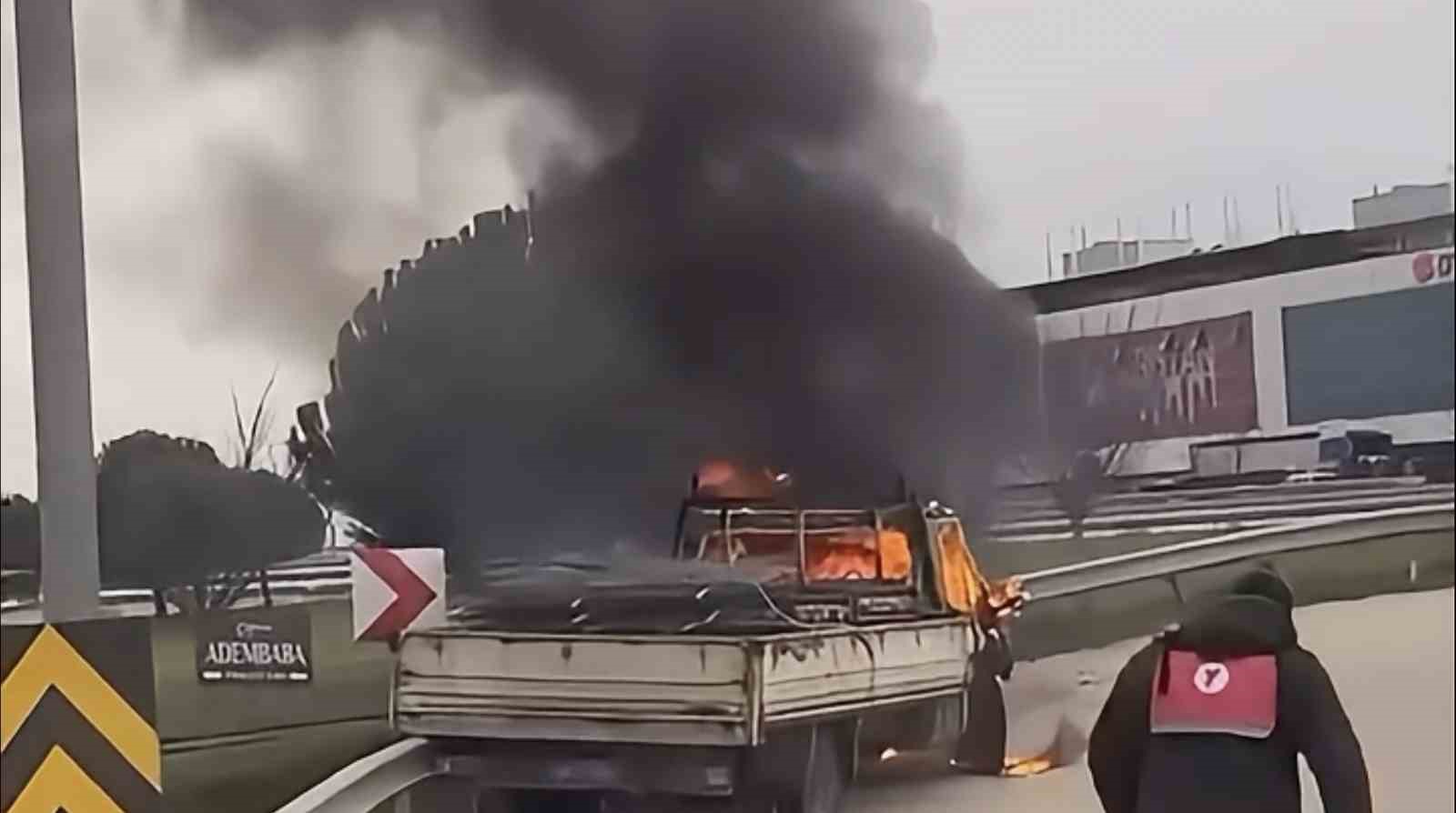 Bursa’da seyir halindeki kamyonet alev alev yandı
