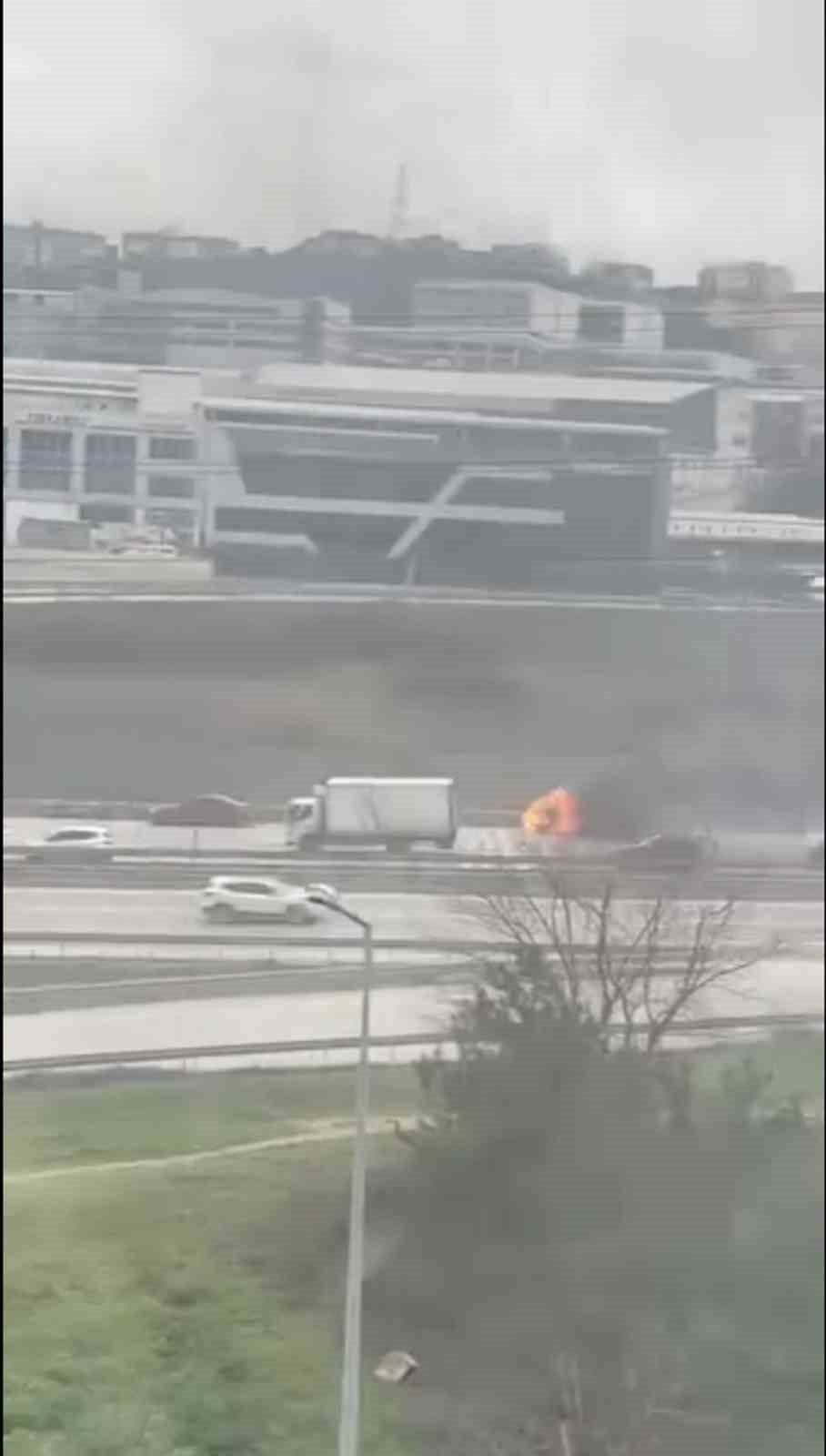 Bursa’da seyir halindeki kamyonet alev alev yandı
