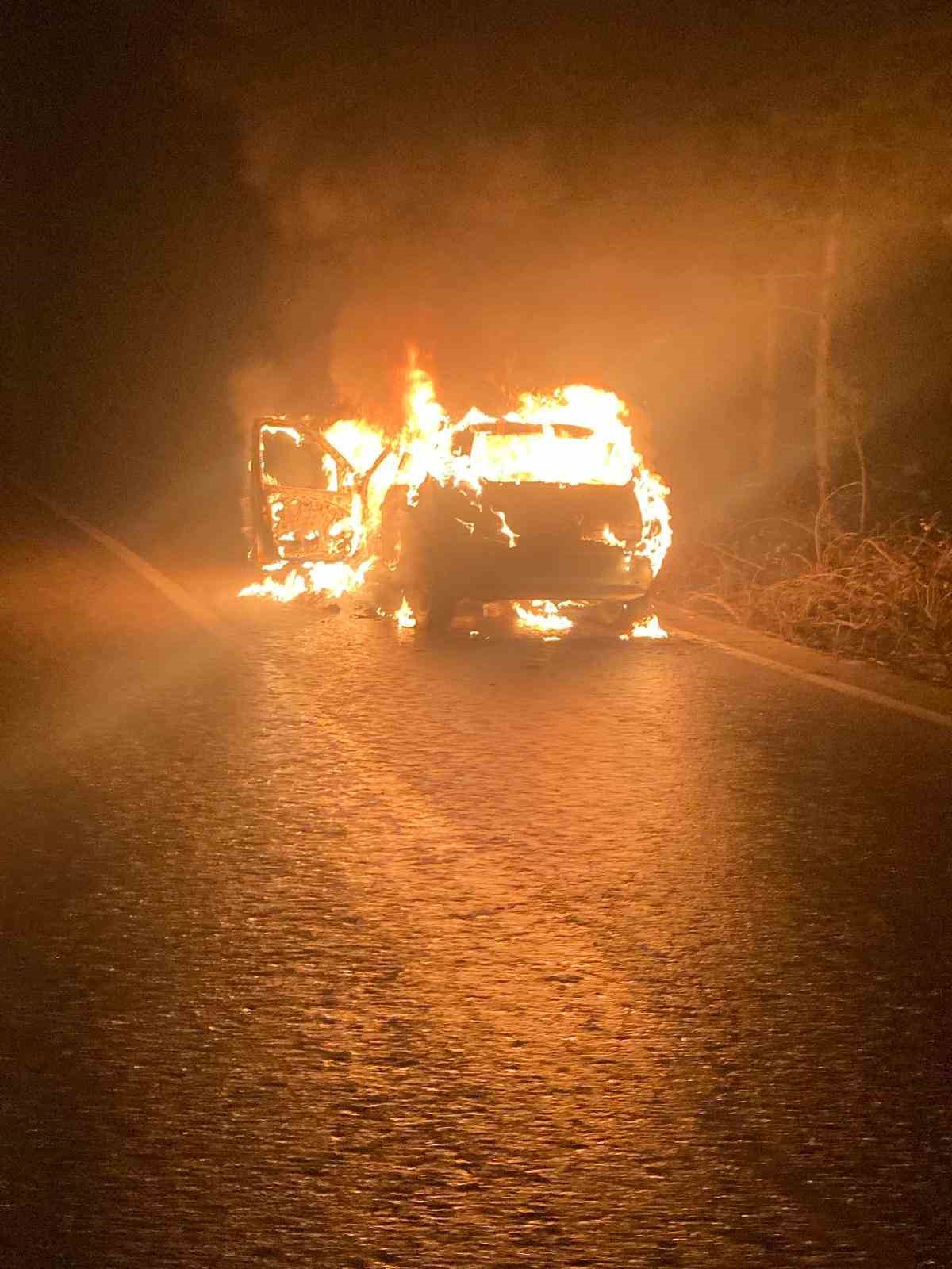 Bursa’da seyir halindeki otomobil alev alev yandı
