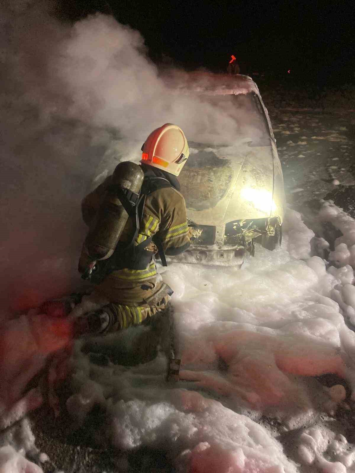 Bursa’da seyir halindeki otomobil alev alev yandı
