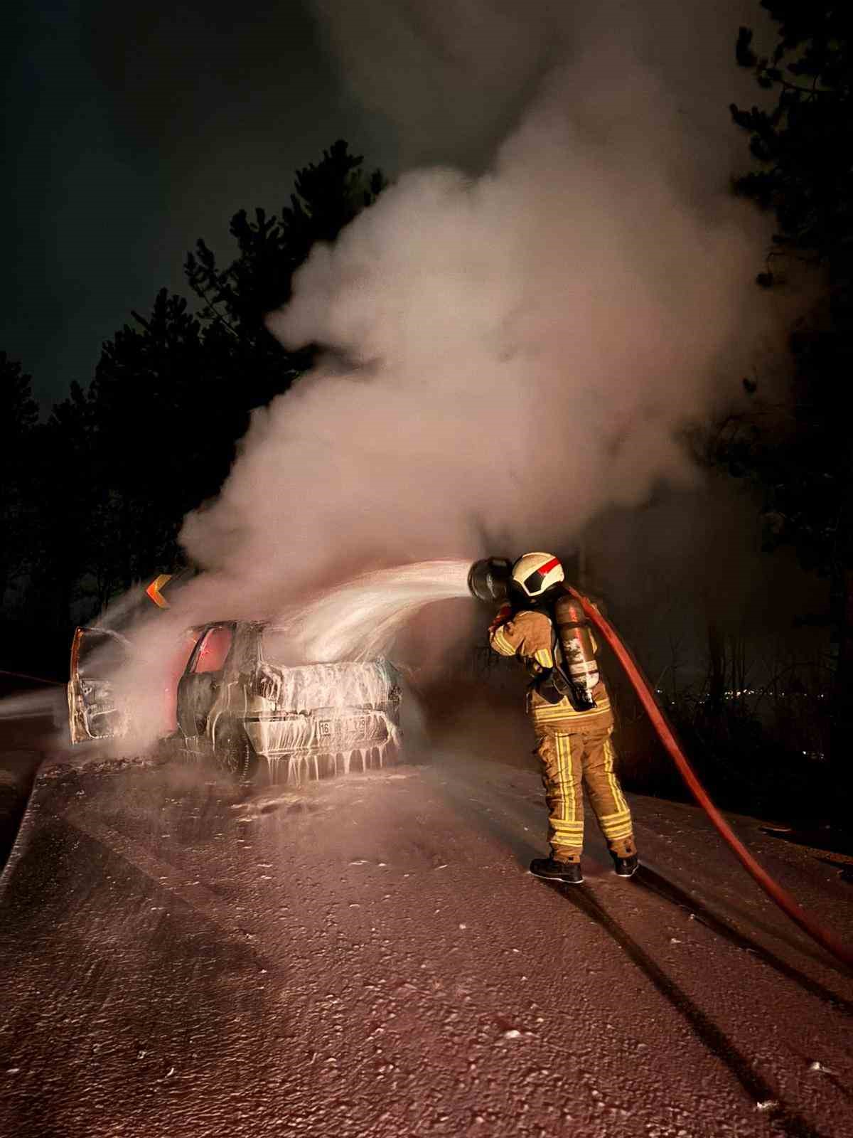 Bursa’da seyir halindeki otomobil alev alev yandı
