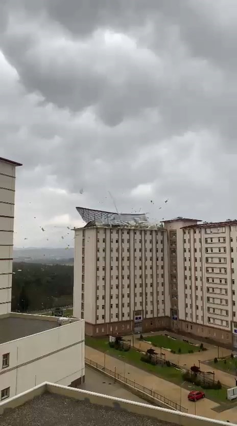 Bursa’da şiddetli fırtına çatıları böyle uçurdu
