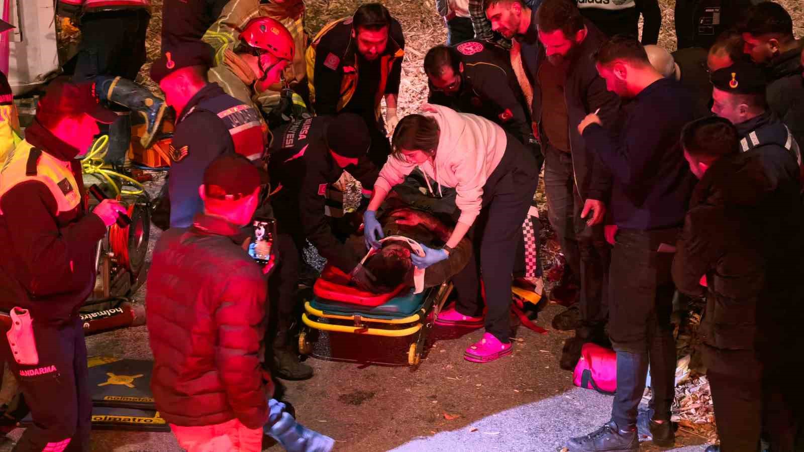 Bursa’da talaş yüklü tır devrildi: Araçta sıkışan genç sürücü hayatını kaybetti
