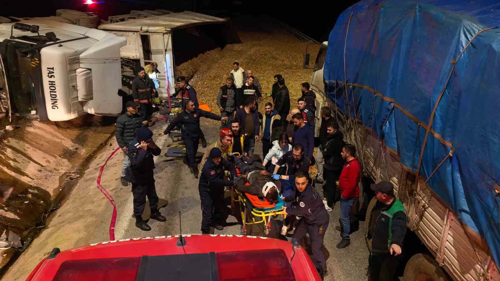 Bursa’da talaş yüklü tır devrildi: Araçta sıkışan genç sürücü hayatını kaybetti
