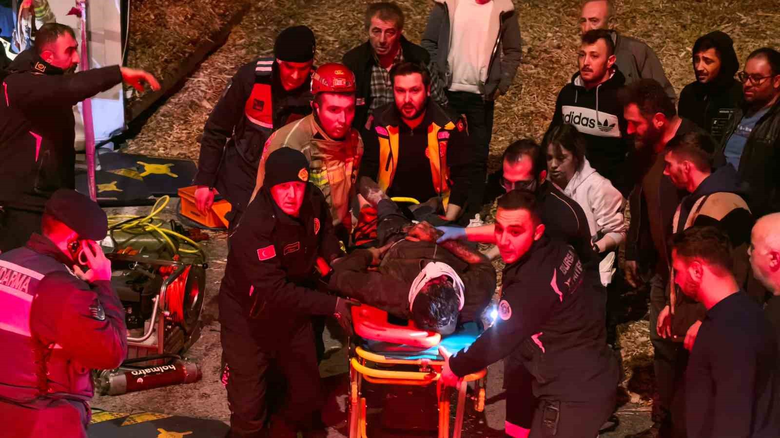 Bursa’da talaş yüklü tır devrildi: Araçta sıkışan genç sürücü hayatını kaybetti
