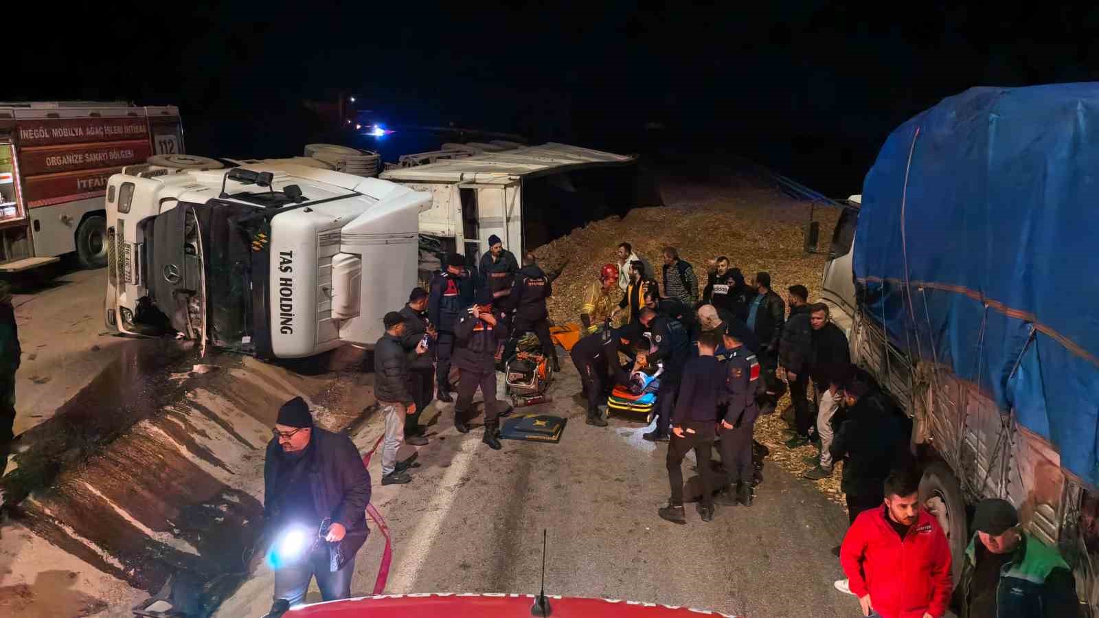 Bursa’da talaş yüklü tır devrildi: Araçta sıkışan genç sürücü hayatını kaybetti
