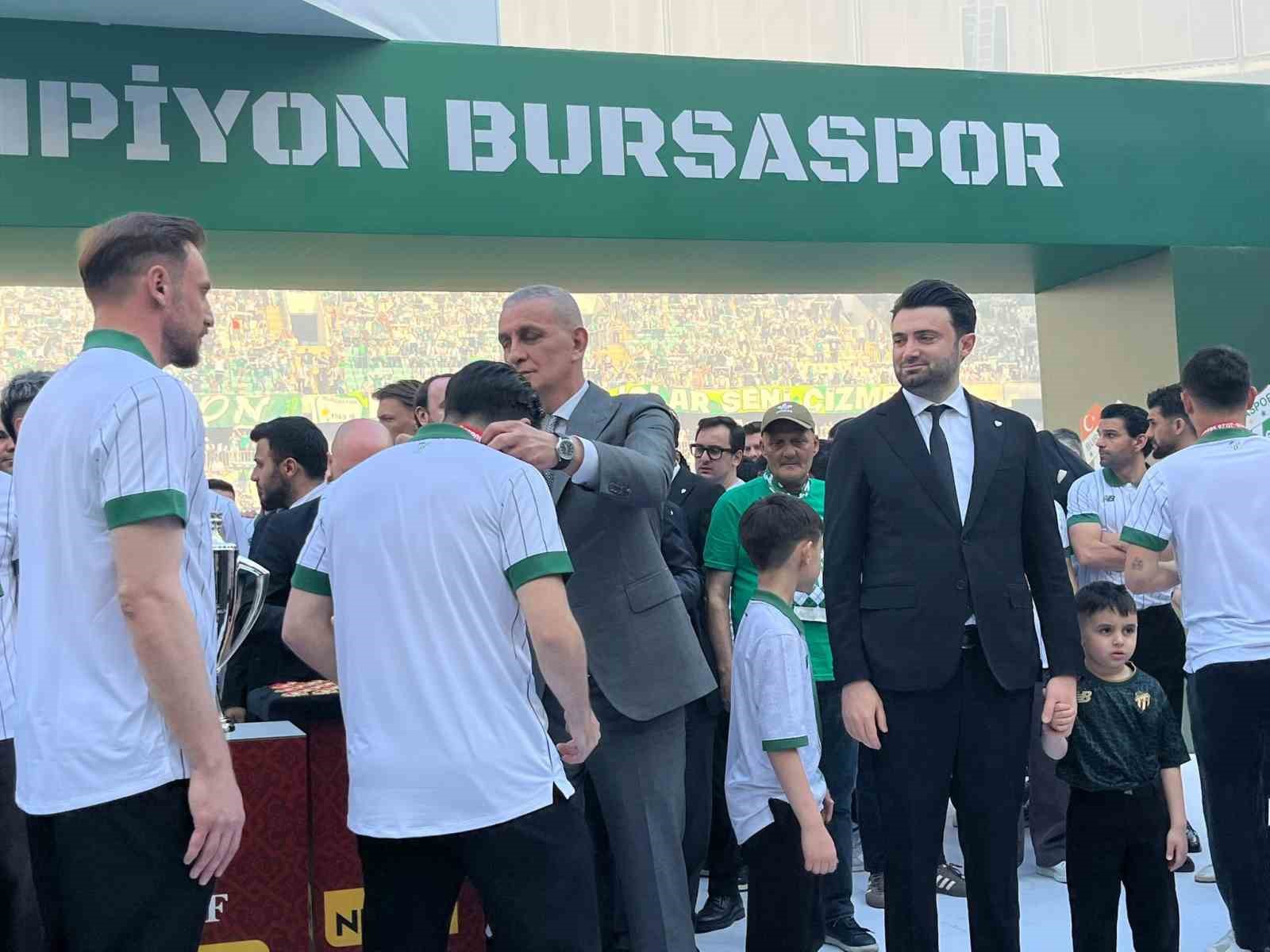 Bursa’da tarihi akşam, timsah geri döndü
