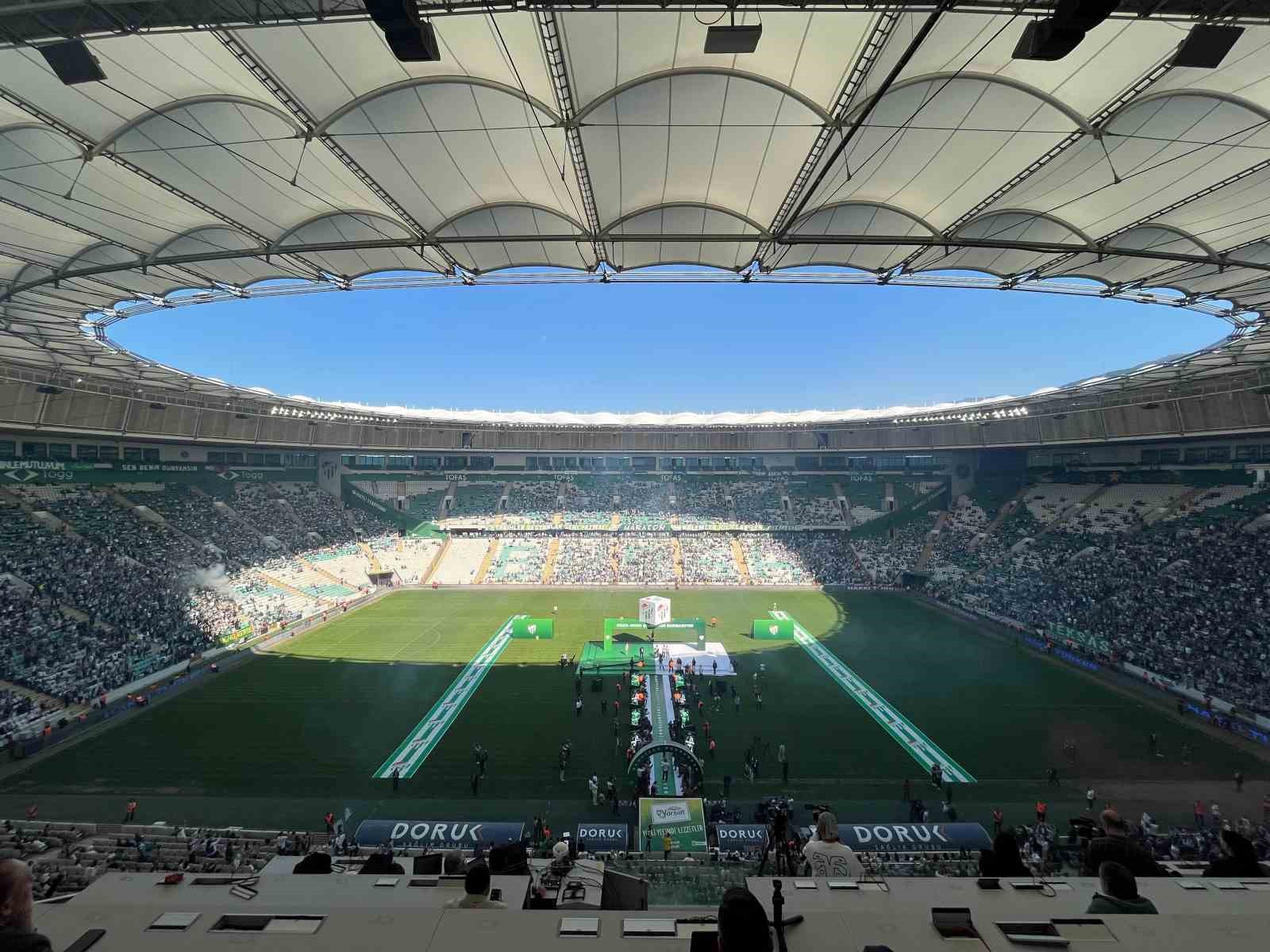 Bursa’da tarihi akşam, timsah geri döndü
