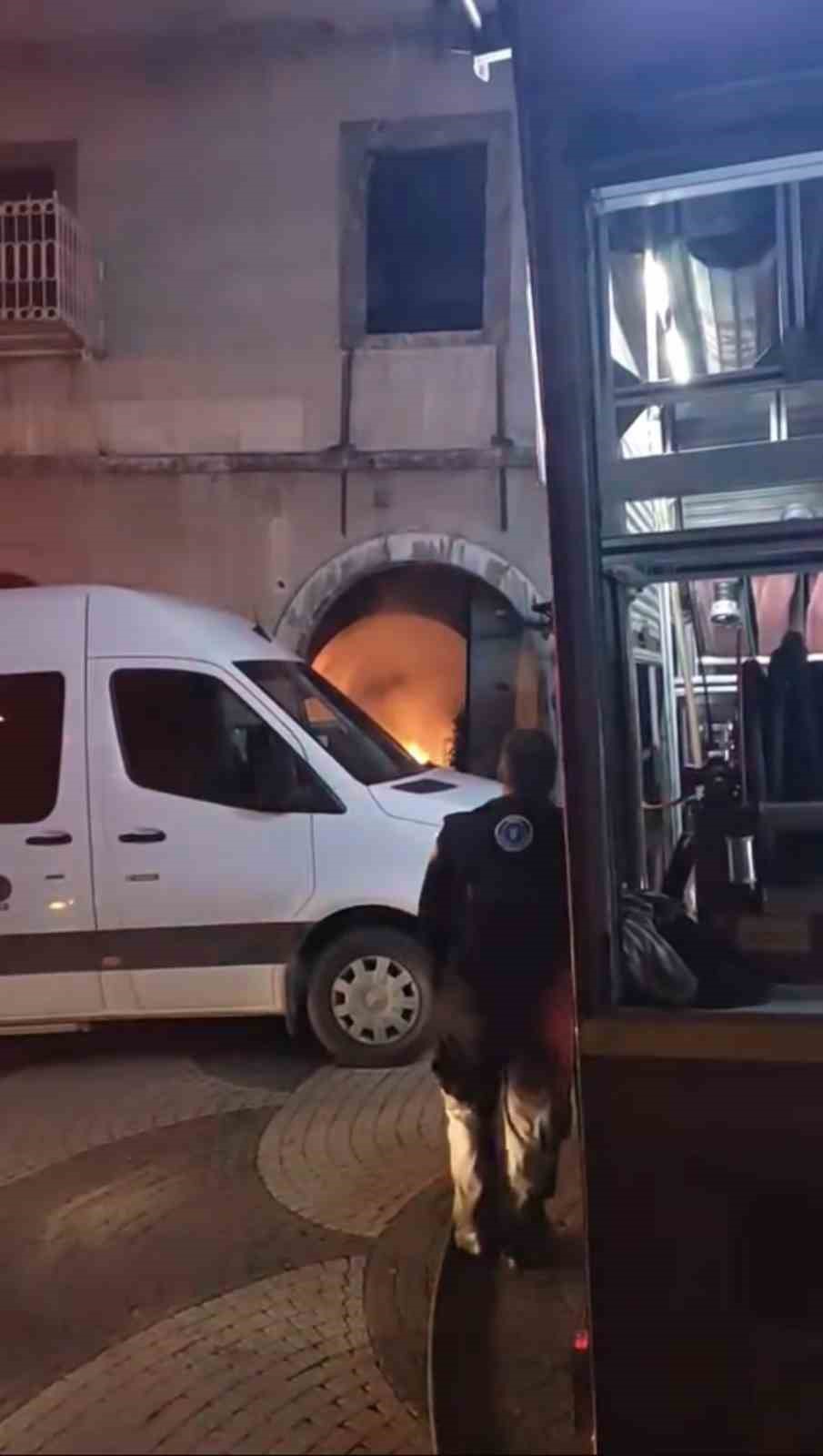 Bursa’da tarihi binada çıkan yangın söndürüldü
