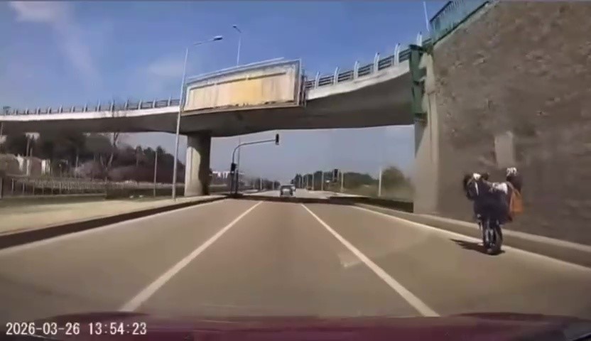Bursa’da tehlikeli motosiklet şovu kameraya yansıdı
