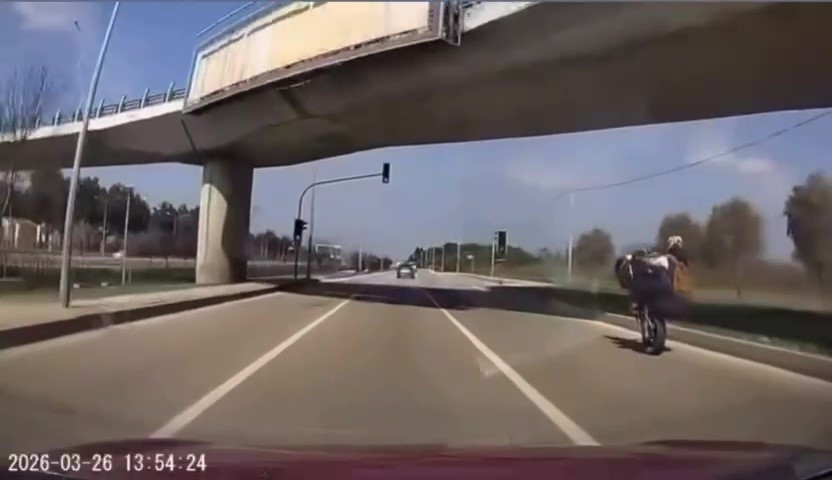 Bursa’da tehlikeli motosiklet şovu kameraya yansıdı
