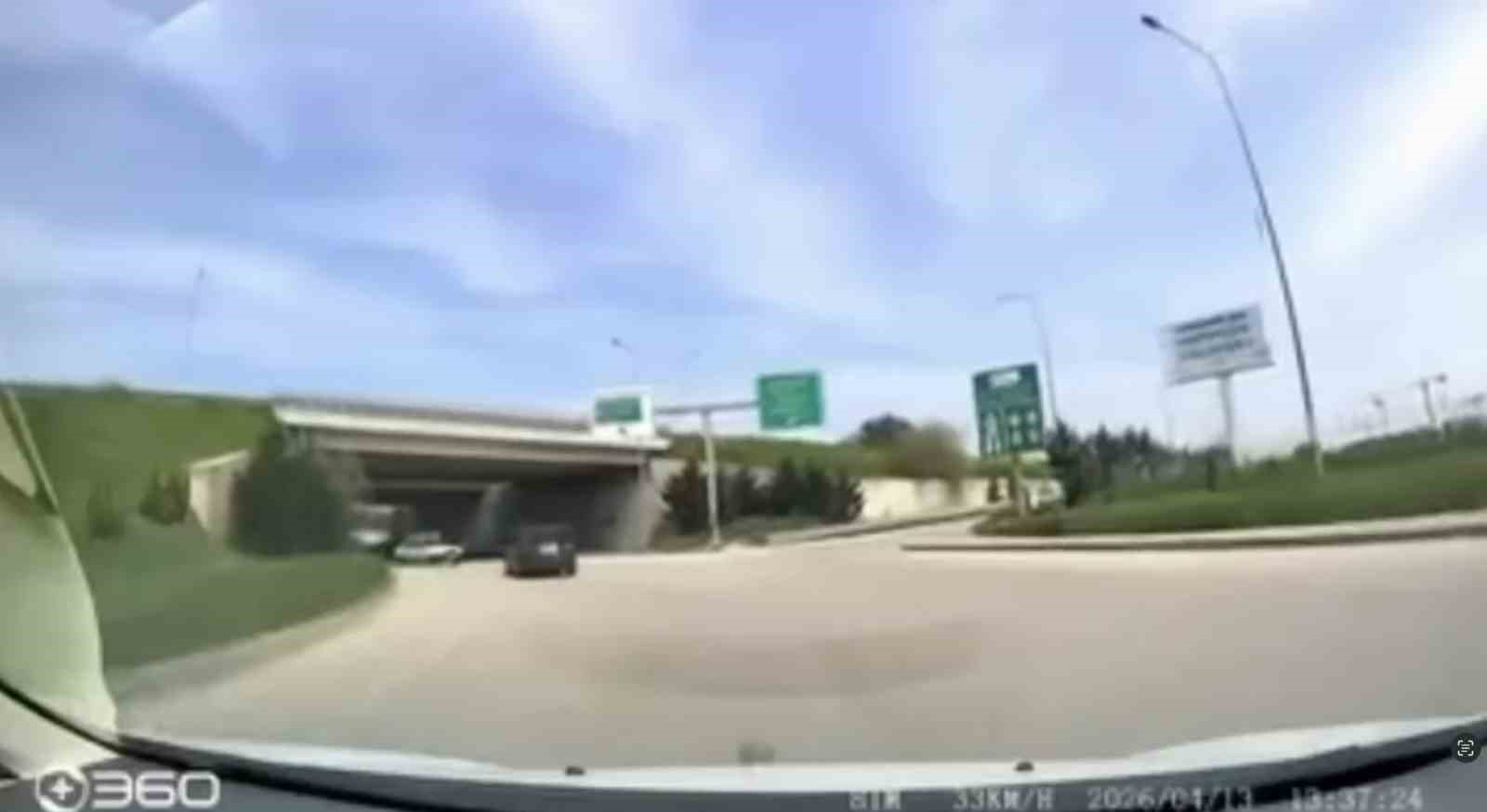 Bursa’da ters yönden giren sürücü kamerada
