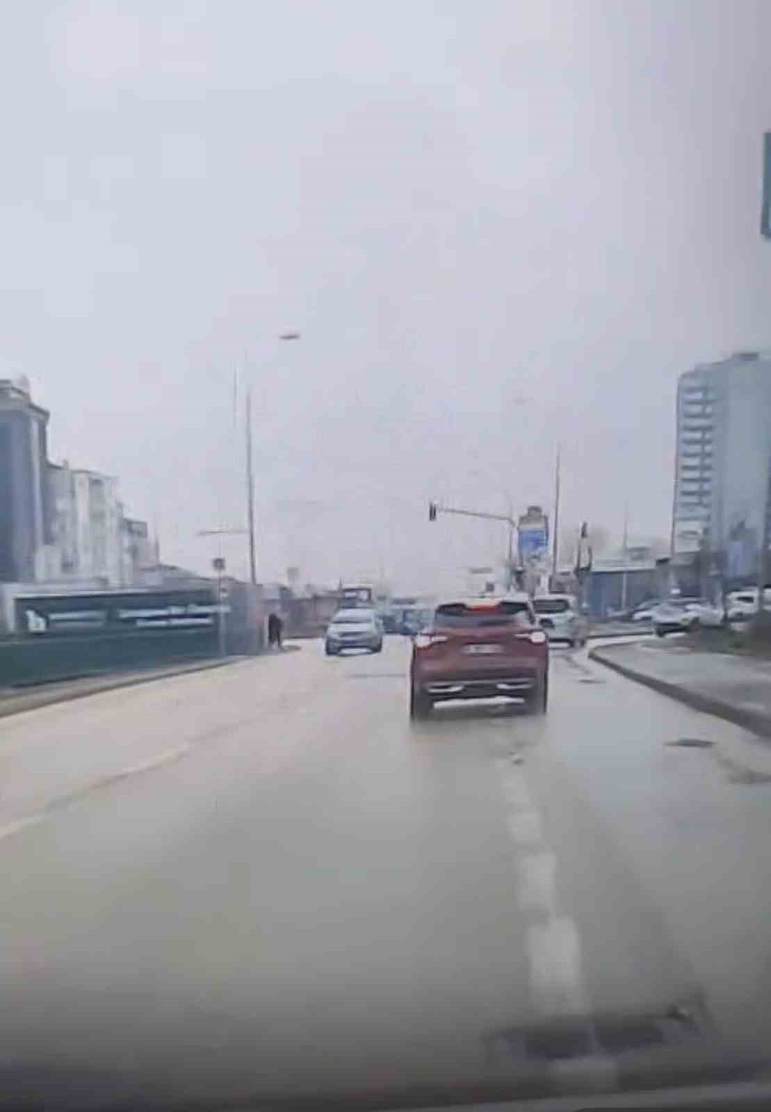 Bursa’da ters yöne giren otomobil paniğe neden oldu
