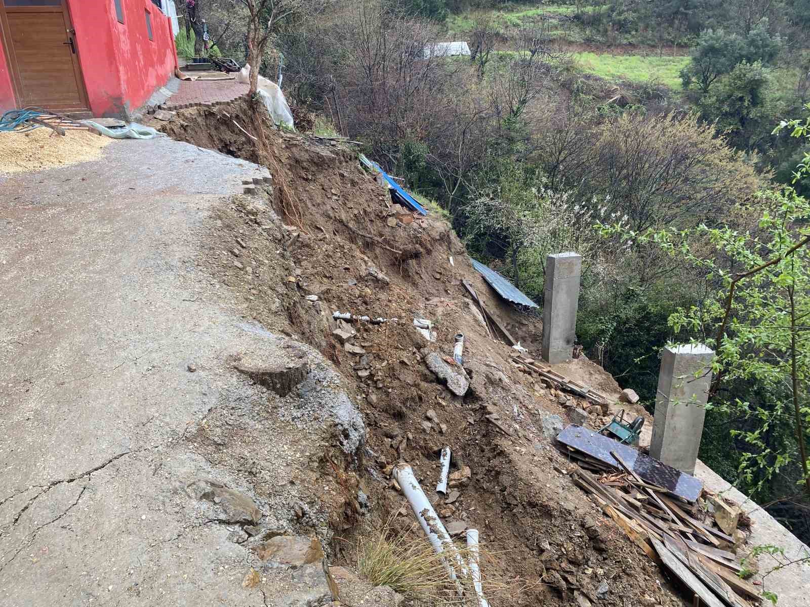 Bursa’da toprak kayması paniği
Bursa’da toprak kayması paniği
