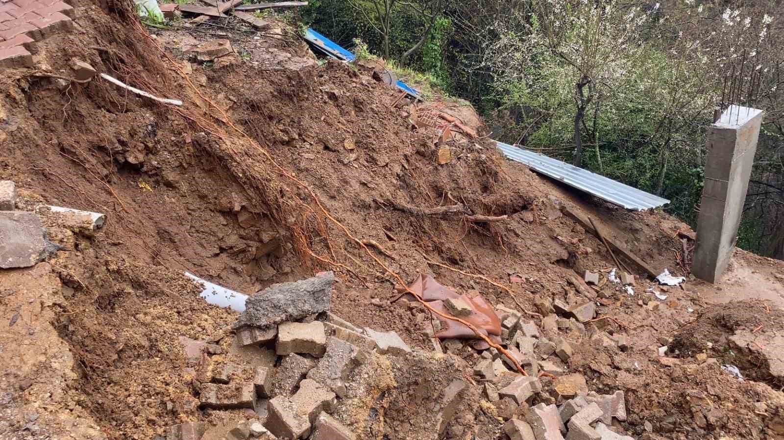 Bursa’da toprak kayması paniği
Bursa’da toprak kayması paniği
