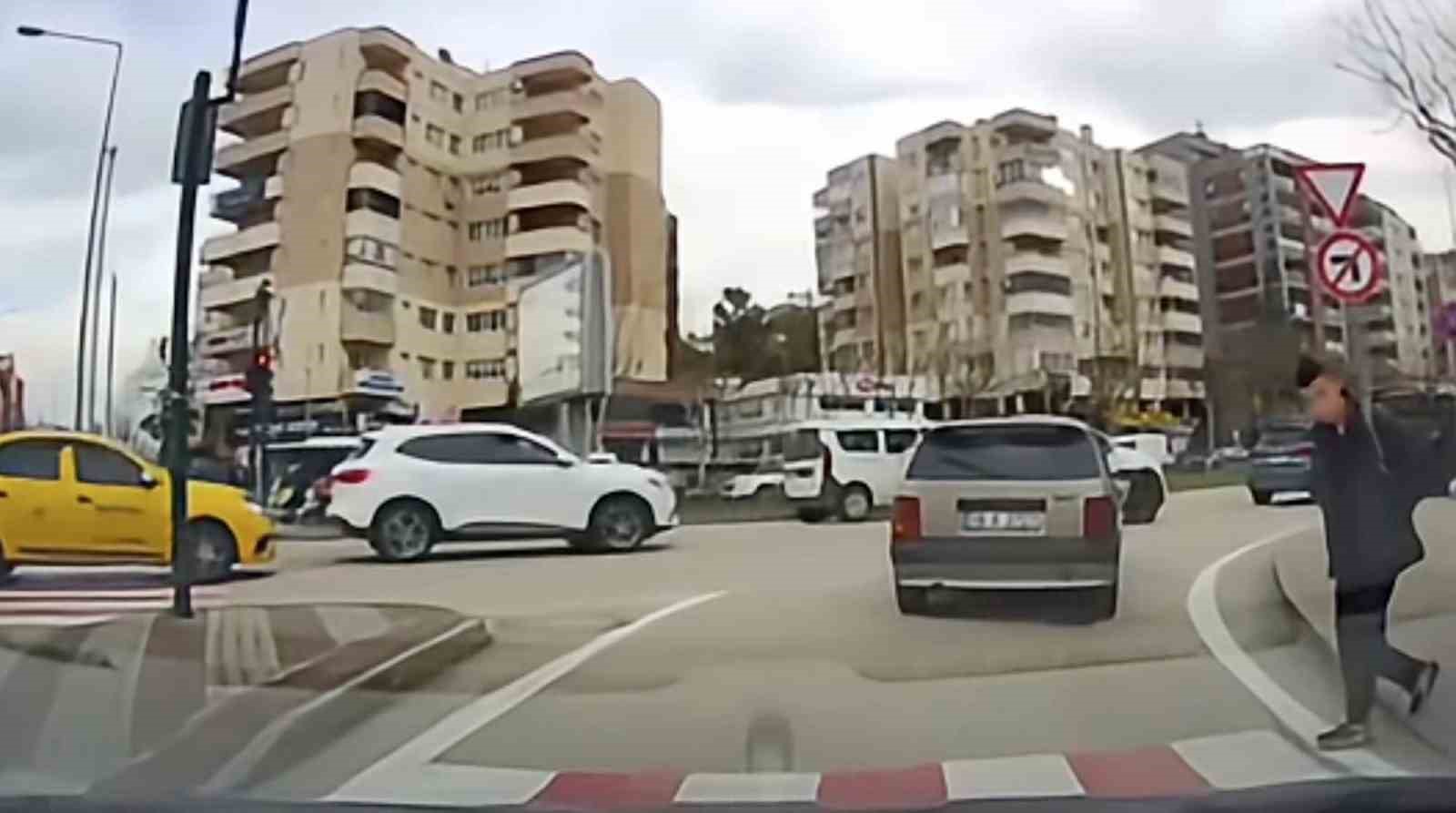 Bursa’da trafikte kameraya yansıyan küçük jest yürekleri ısıttı
