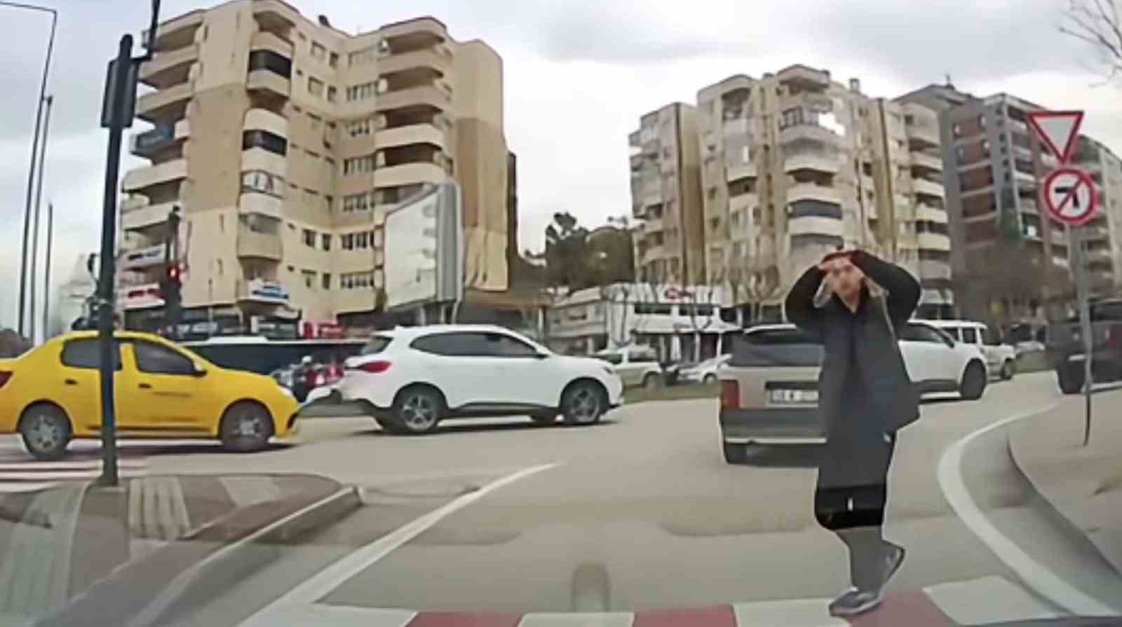 Bursa’da trafikte kameraya yansıyan küçük jest yürekleri ısıttı
