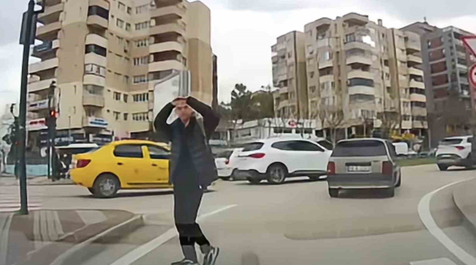 Bursa’da trafikte kameraya yansıyan küçük jest yürekleri ısıttı
