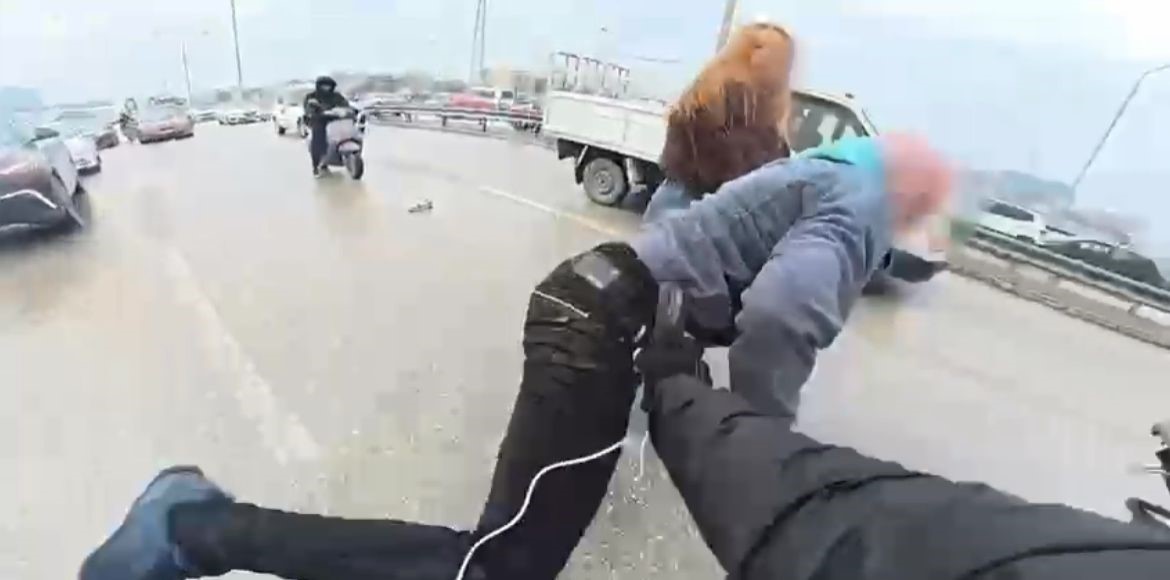 Bursa’da trafikte uçan tekmeli kavga
