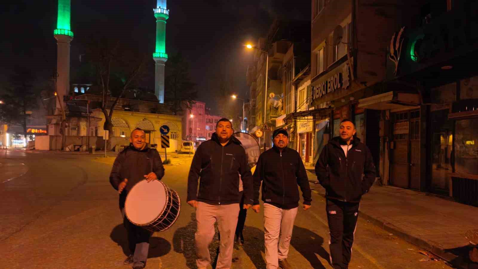 Bursa’da vatandaşlar ilahiler ve beyitlerle sahura kalktı
