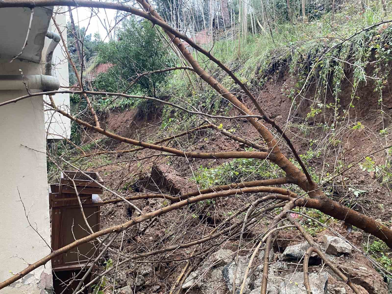 Bursa’da yağış sonrası istinat duvarı çöktü
