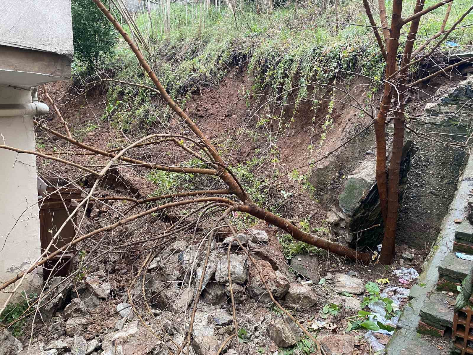 Bursa’da yağış sonrası istinat duvarı çöktü
