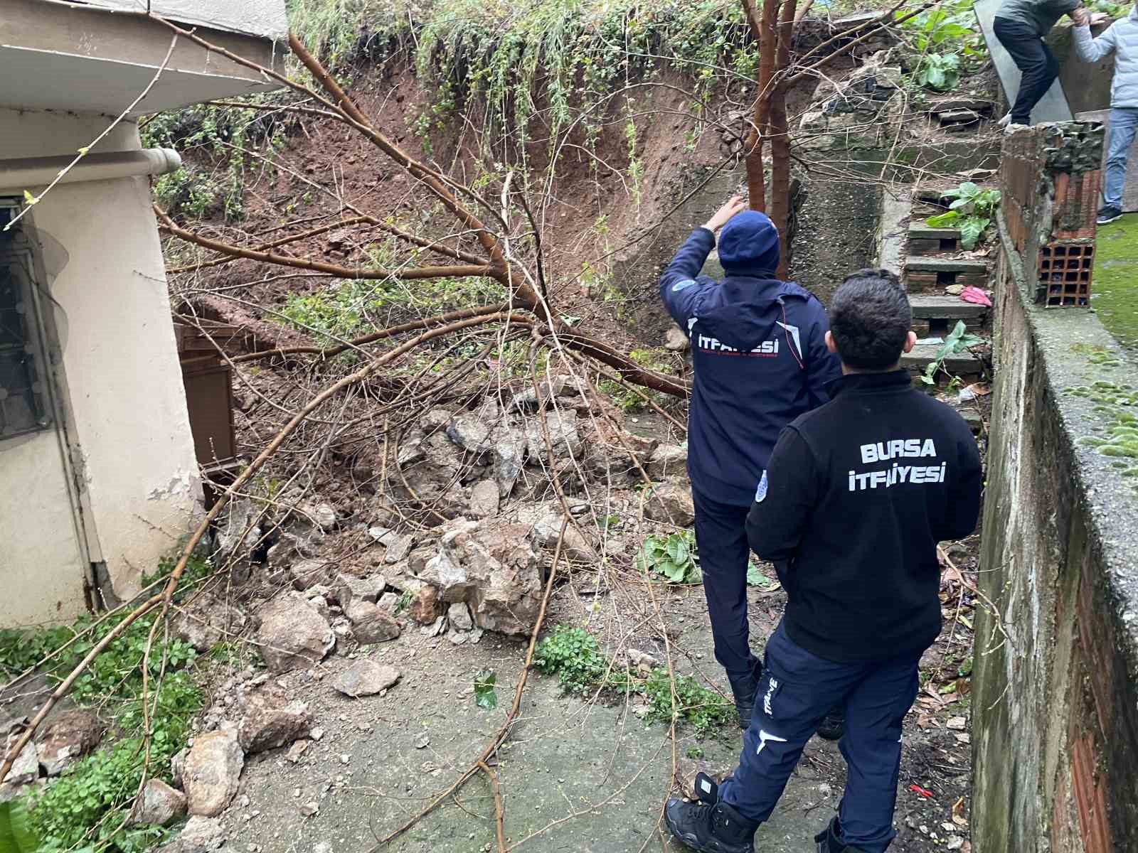 Bursa’da yağış sonrası istinat duvarı çöktü
