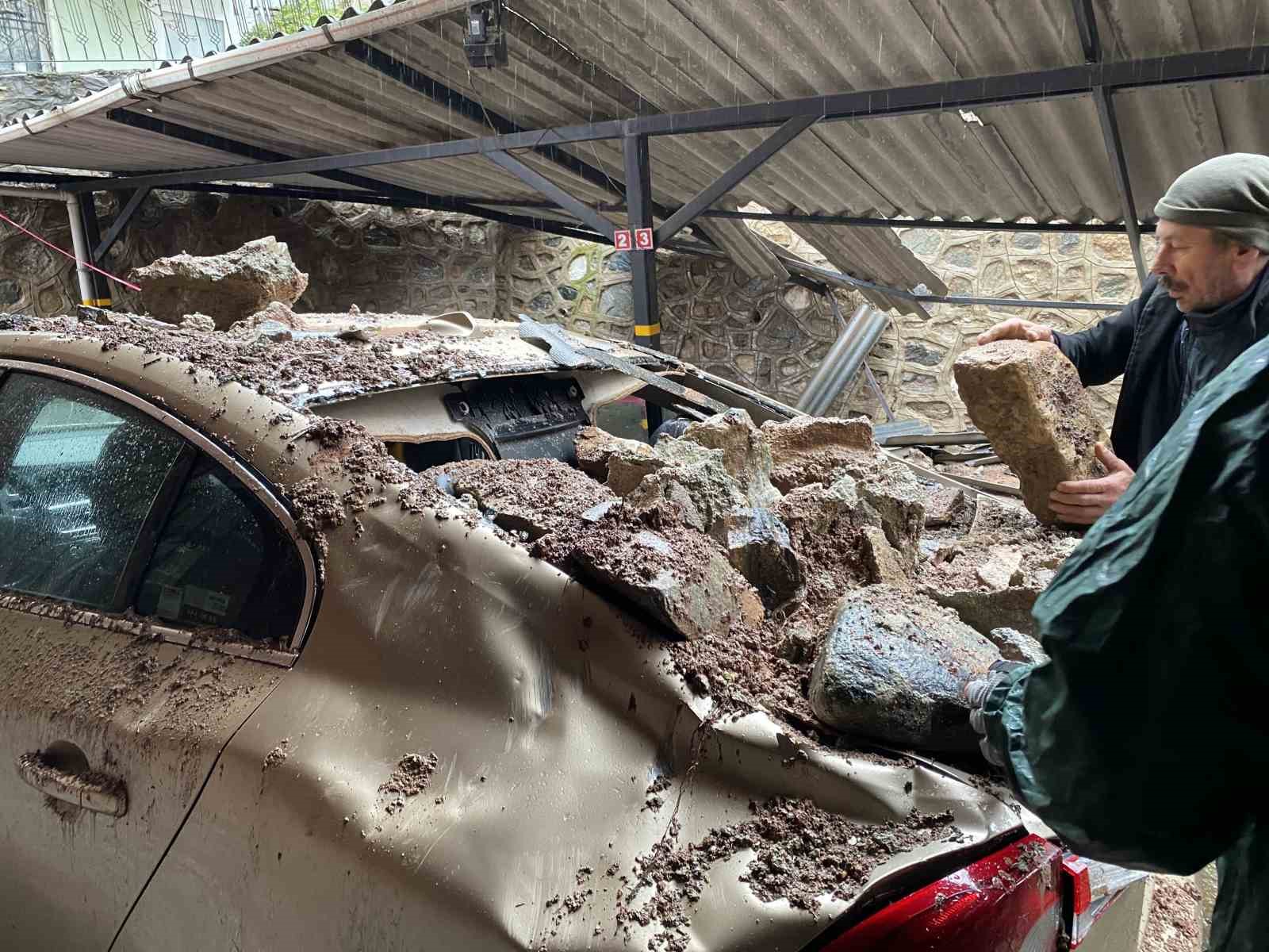 Bursa’da yağışla istinat duvarı çöktü, 3 lüks otomobil zarar gördü
