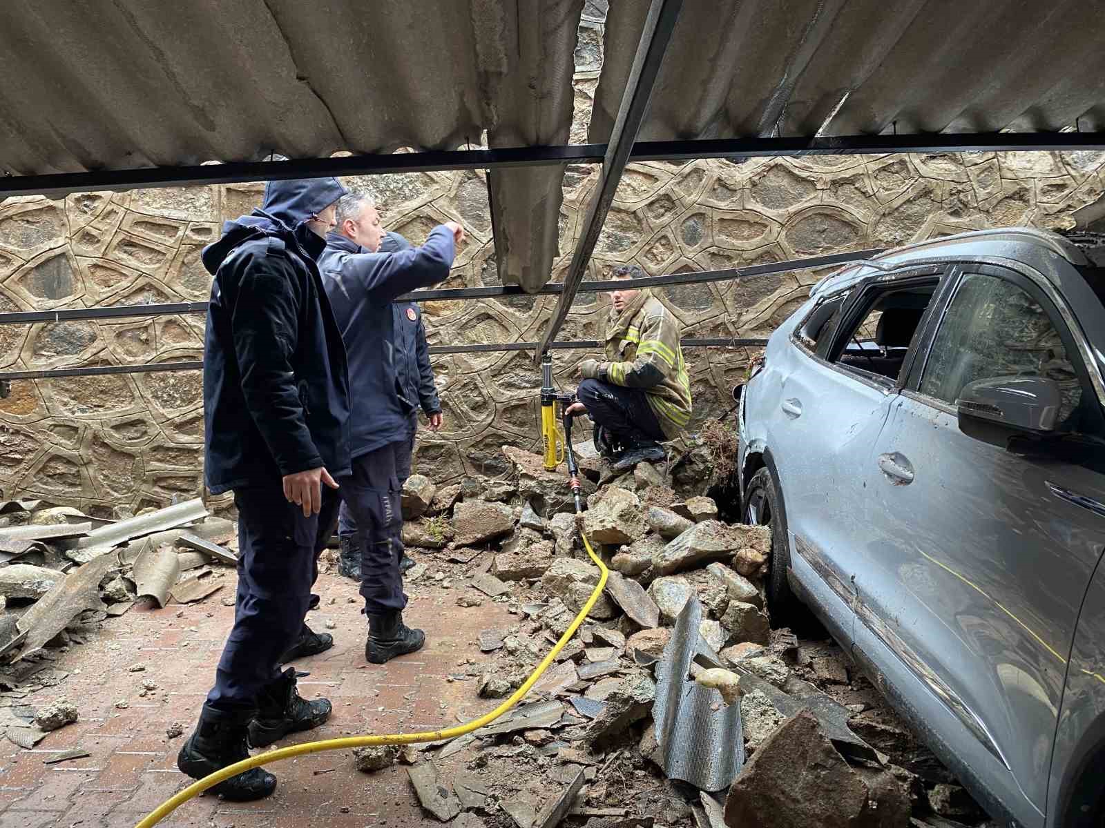 Bursa’da yağışla istinat duvarı çöktü, 3 lüks otomobil zarar gördü
