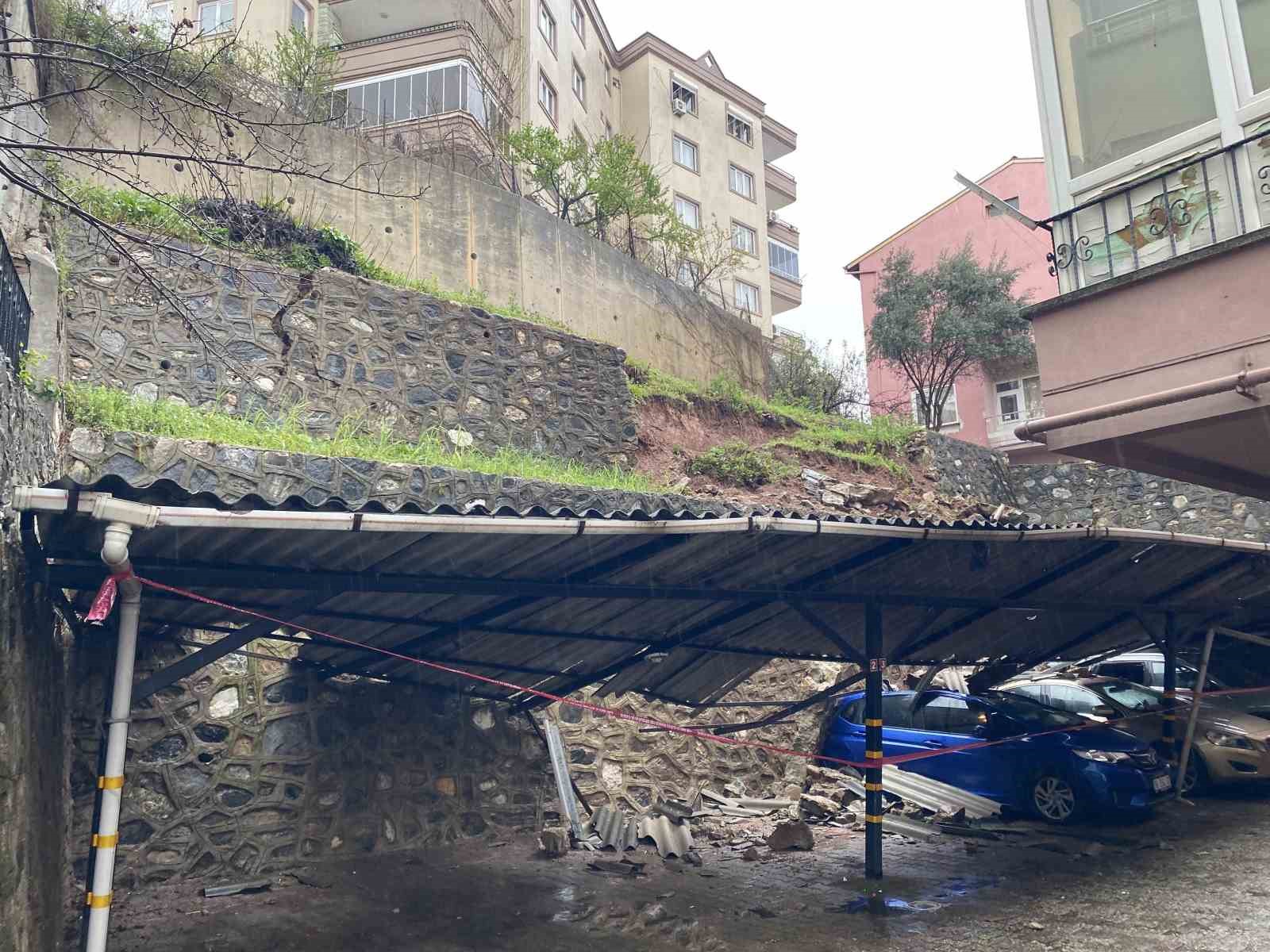 Bursa’da yağışla istinat duvarı çöktü, 3 lüks otomobil zarar gördü
