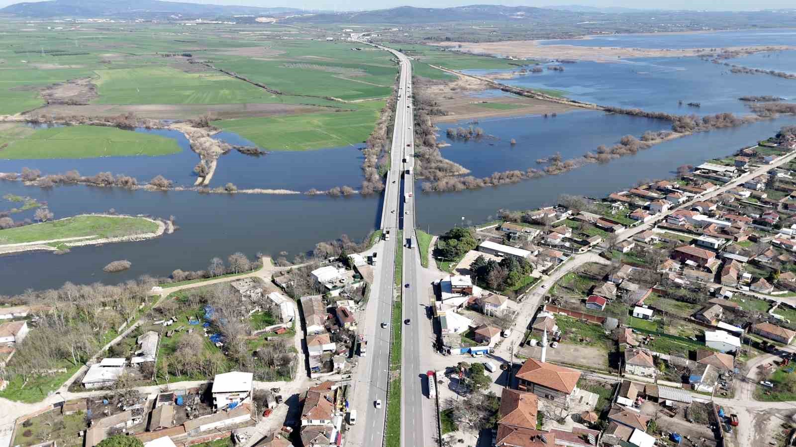 Bursa’da yağışlar göl seviyesini yükseltince evlerin bahçeleri sular altında kaldı
