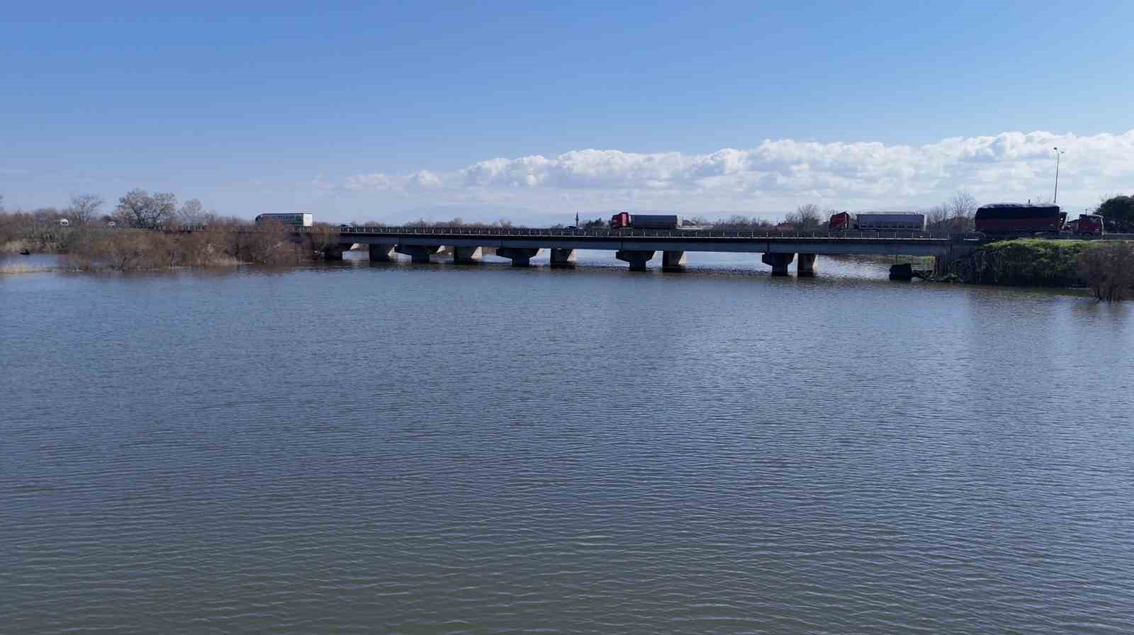 Bursa’da yağışlar göl seviyesini yükseltince evlerin bahçeleri sular altında kaldı
