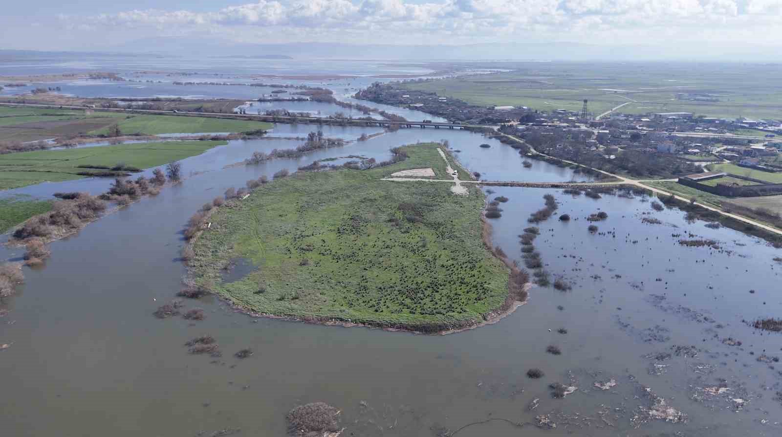 Bursa’da yağışlar göl seviyesini yükseltince evlerin bahçeleri sular altında kaldı

