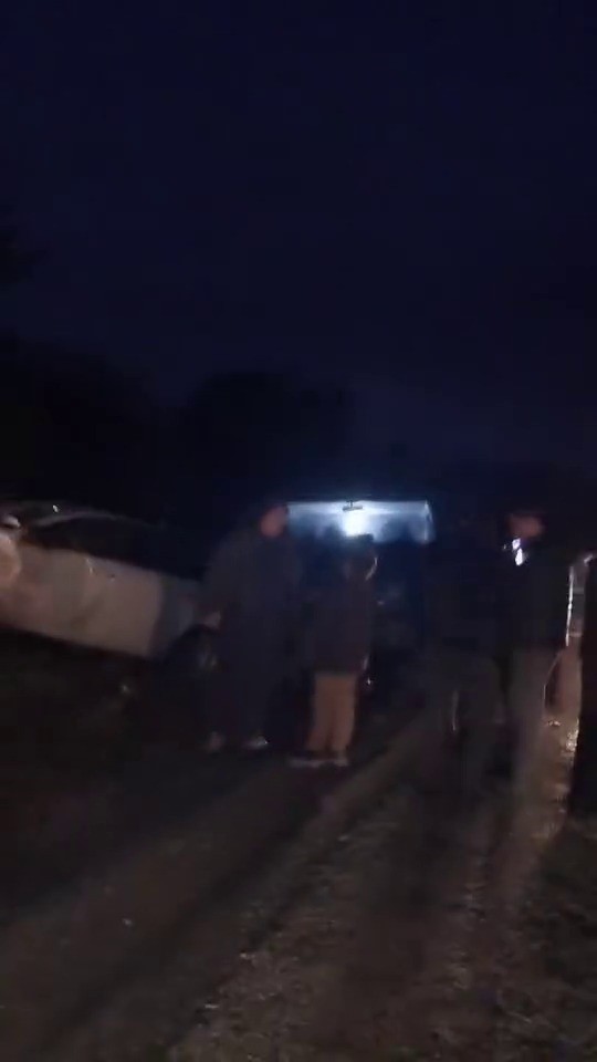 Bursa’da yamaçtan kopan kayalar, araçların üzerine yağdı
