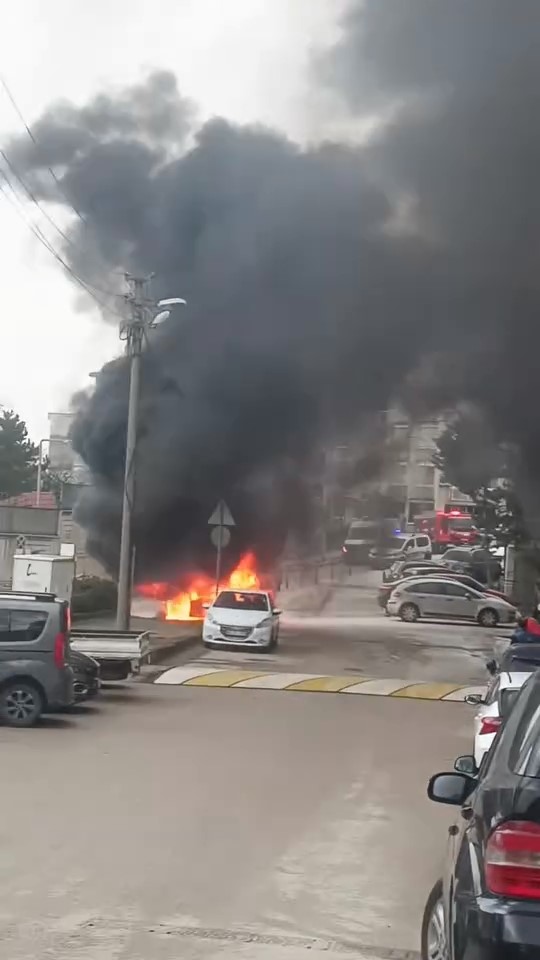 Bursa’da yanan araç art arda patladı, mahalleli panik yaşadı
