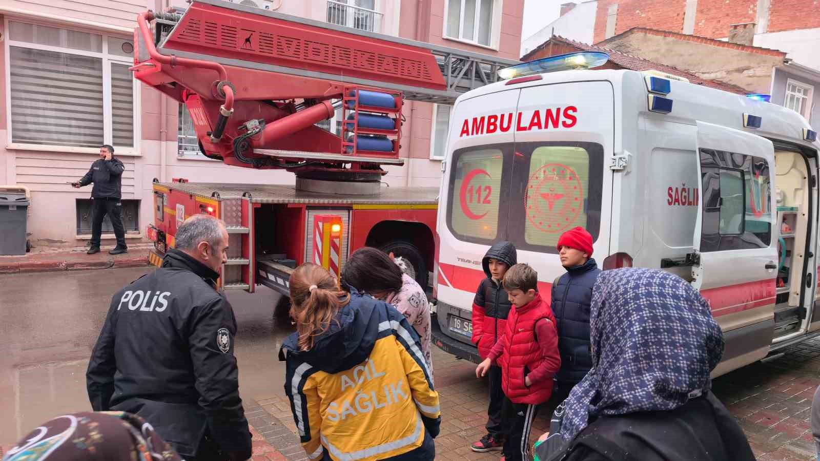 Bursa’da yangında can pazarı...Çocuklar tahliye edildi, kediler kurtarıldı
