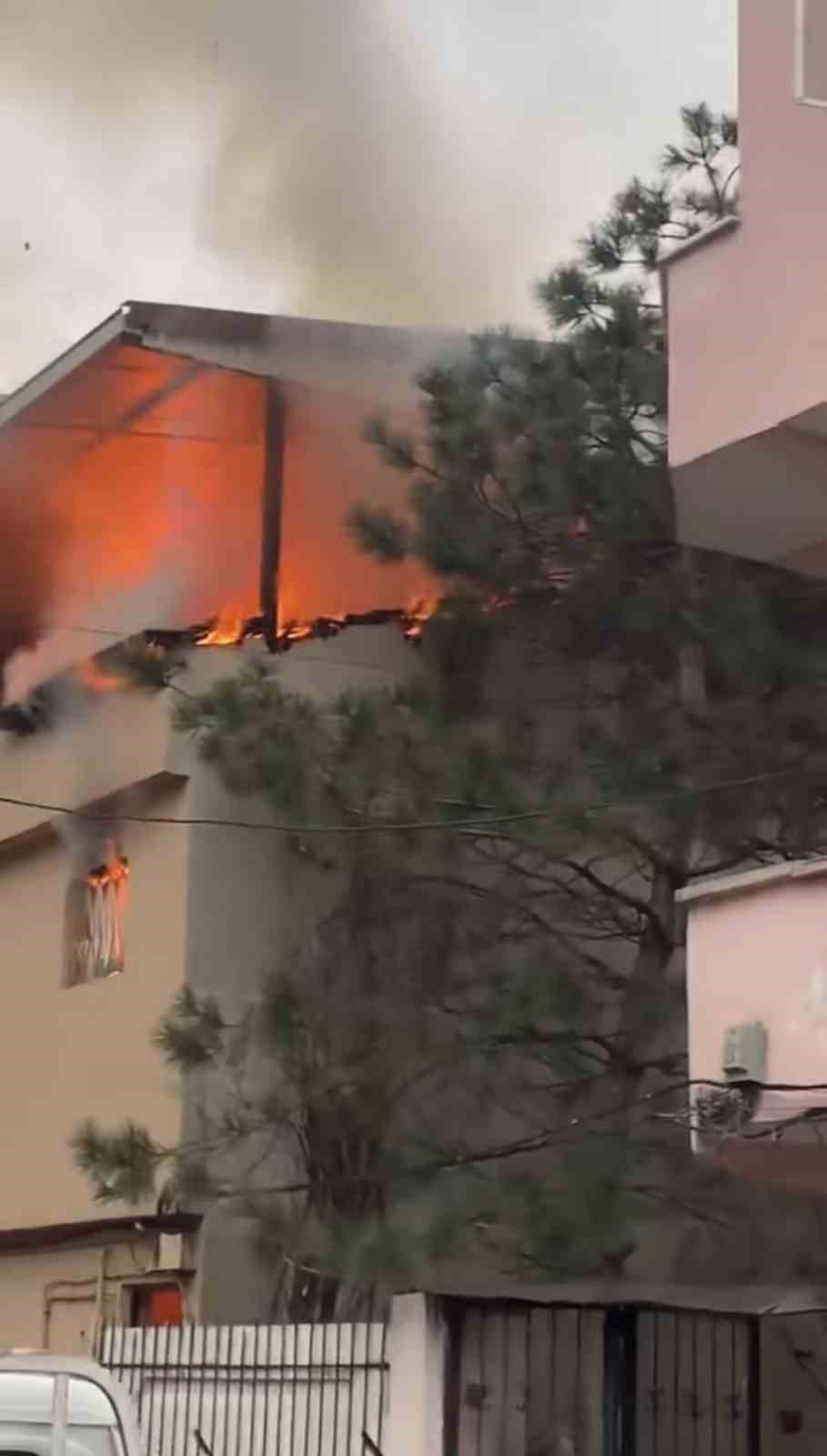 Bursa’da yangında daire alev topuna döndü
