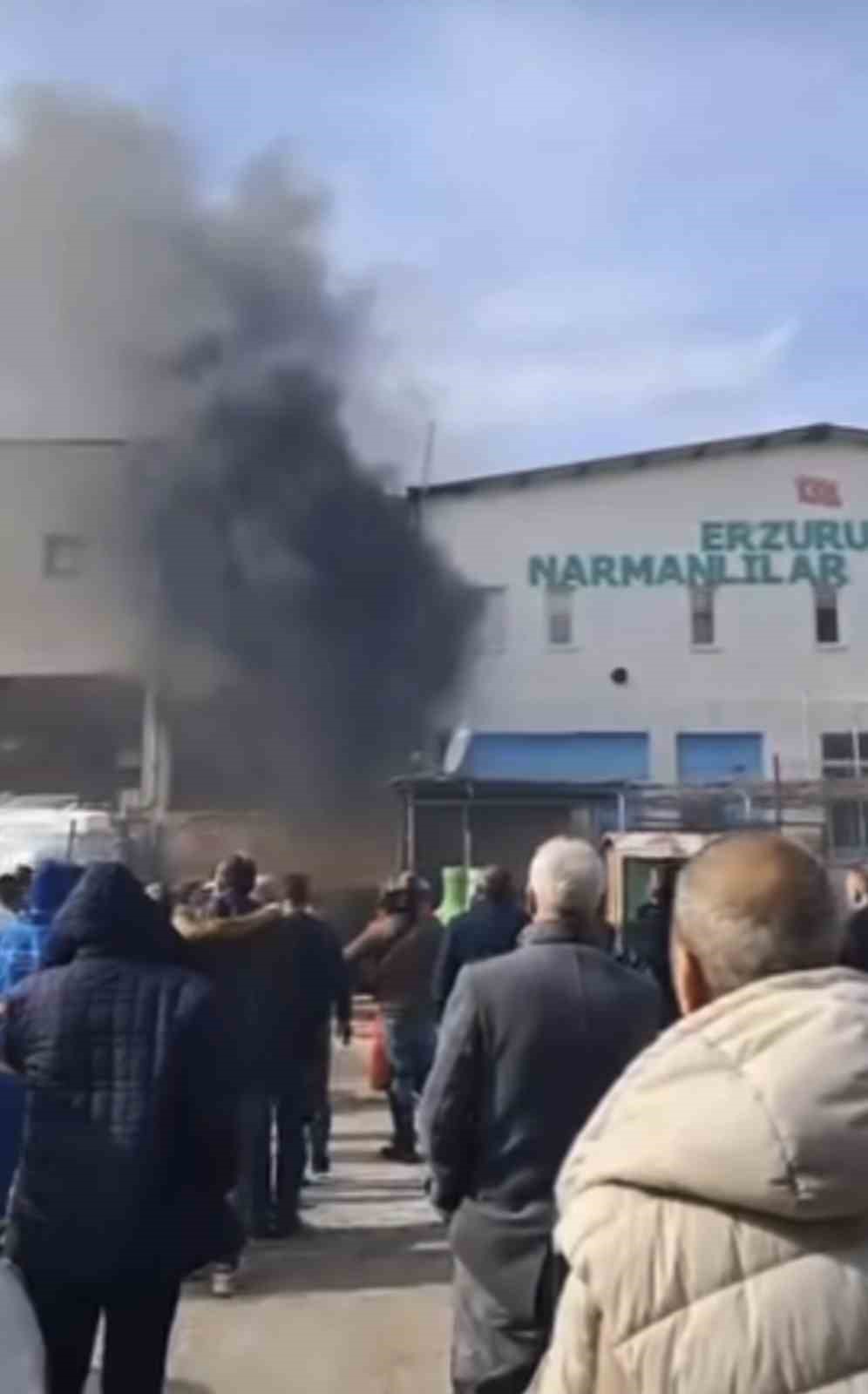 Bursa’da yangını vatandaşlar film izler gibi izledi
